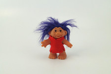 DAM Troll Puppe 1986 – 11 cm – lila Haare, rotes Kleid – Vintage