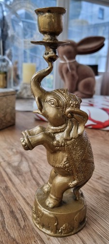 Süsser tanzender goldfarbener