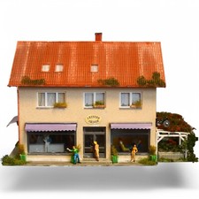 Diorama H0/1:87 Faller Top Gebäude Stadthaus Friseur-Salon begrünt patiniert