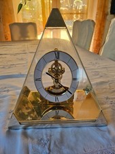 Skeleton Pyramiden Uhr