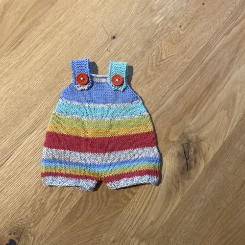 Handgestrickte kleidung - kleidung, f