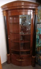 Schöne Vitrine für die Ecke, Eckvitrine, Nussbaum furniert, schwarze Säulen TOP!