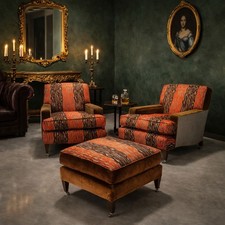 Antike Sessel und Poufs