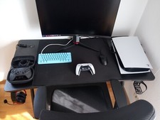 Neuwertiges Gaming Setup mit Tastatur, Maus, Headset und Controller