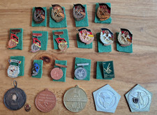 Konvolut von 20 Abzeichen Wismut mit/ohne Emblem Meister der Arbeit Sport