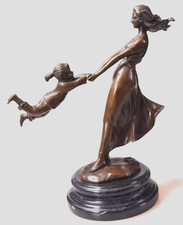 Junge Frau mit Kind Mutter Bronzefigur Bronze