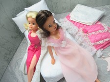 Barbie ähnliche Puppen: Pedigree Sindy, blond und brünett