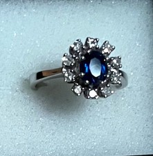 Wert 1550 Ring 0,3 Karat Saphir umrahmt mit 10 Diamanten in Weißgold 585