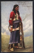 Ansichtskarte Hiawatha, Indianerin in bunter Kleidung 