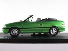 IXO #09 Opel Astra F Cabriolet (1992-1998) in grünmetallic 1:43 PC-Vitrine
