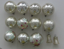 Alte Christbaumkugeln/Weihnachtskugeln 11 Stück + 2 kleine Glöckchen silber/weiß