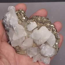 Calcit-Kristalle auf Pyrit