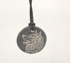 Schiefer Wolf Anhänger an Lederkette Handarbeit walisischer Schiefer Lasergravur