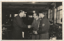 81/599 FOTO - WERKHALLE - ARBEITER - GST-EMBLEM JACKE UNIFORM - BESUCH VOM CHEF 