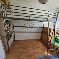 Hochbett 90x200 Ikea Svärta, fast wie neu, wurde selten benutzt.