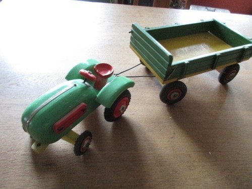 Traktor mit hänger holz - hänger,