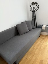 Graues Sofa mit Schlaffunktion
