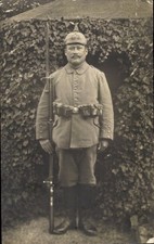 Foto Ak Deutscher Soldat in Uniform, Portrait, Pickelhaube, Gewehr - 10928279