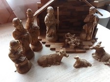 Krippe aus Olivenholz mit 9