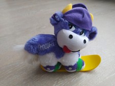 Milka lila Kuh auf Snowboard Schirmmütze Plüschtier Kälbchen Schlüsselanhänger