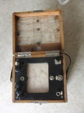 Altes Messgerät in Holzkiste