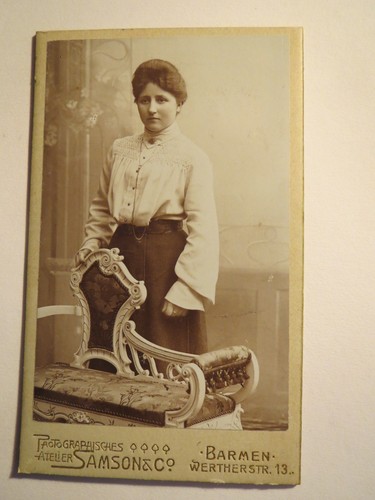 Barmen stehende junge frau - barmen,