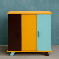 Schöner alter Puppenschrank