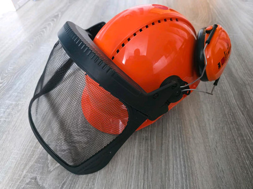 Helm mit gesichtsschutz und - helm,