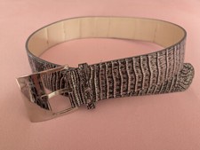 Silberner Damengürtel mit Krokodilmuster und großer verchromter Schnalle