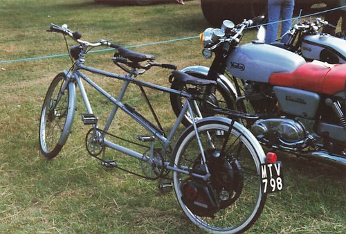 Altes fahrrad tandem mit motor - fahrrad,