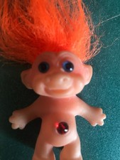 VINTAGE TROLL FIGUR ZWERG ORANGENE HAARE BLAU AUGEN und ROT STEIN 80er RAR