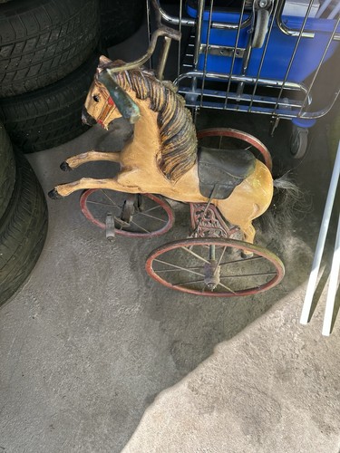Antikes schaukelpferd aus holz - schaukelpferd,
