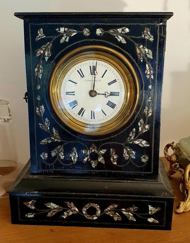 Antike uhr mit - uhr, perlmutt