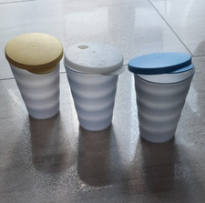 Tupperware Junge Welle 3 Becher 330 mL 1 x mit Trinkhalm Deckel 2x geschlossen