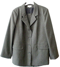 Kostum -Grau/ getreift in Gr. M