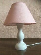 Tischleuchte Tischlampe Nachttischlampe, Holzfuß mit rosa Stoffschirm, Vintage
