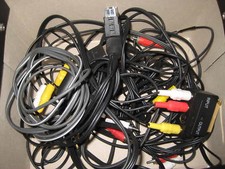 Kabelkiste mit Kabeln für Computer, Spielekonsolen und Unterhaltungselektronik