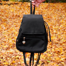 Kleiner Vintage Rucksack Herz Anhänger Schwarz Grau Glänzend Silbrig 90er y2k