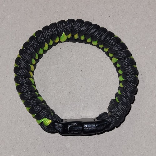 Armband aus paracord mit - aus,