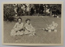 ALTES FOTO....FRAUEN...KLEID...WIESE...BABY...ALTE MODE...BERLIN...