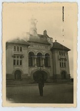 Orig. Foto Soldat vor Rathaus