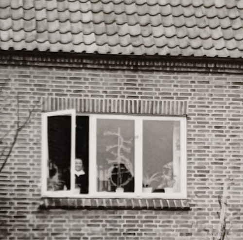 Frau steht fenster - frau, am
