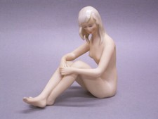 AKTFIGUR: JUNGE FRAU SITZEND: GEROLD PORZELLAN: 1950/60er JAHRE