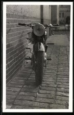 Fotografie Motorrad NSU 250ccm, Krad auf Bürgersteig abgestellt 