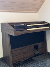 Kleine Orgel mit Strom Lowrey