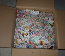 Großer Karton mit ca. 30.000 papierfreien Briefmarken
