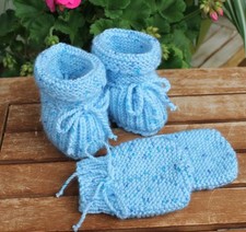 Babyschuhe und Fäustlinge Set gestrickt blau Jungen Stricksocken Geschenk Taufe