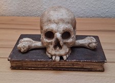 Totenkopf auf Buch , antik 