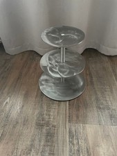 3-stöckiger Tortenständer komplett aus Edelstahl.