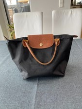 Longchamp - Schwarze, kleine Handtasche mit braunen Ledergriffen und Details